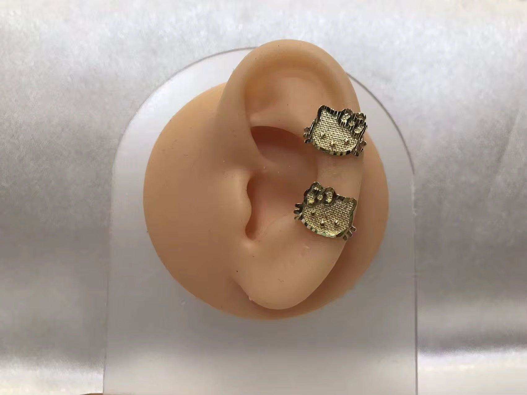 HELLO KITTY STUDS 🎀😍